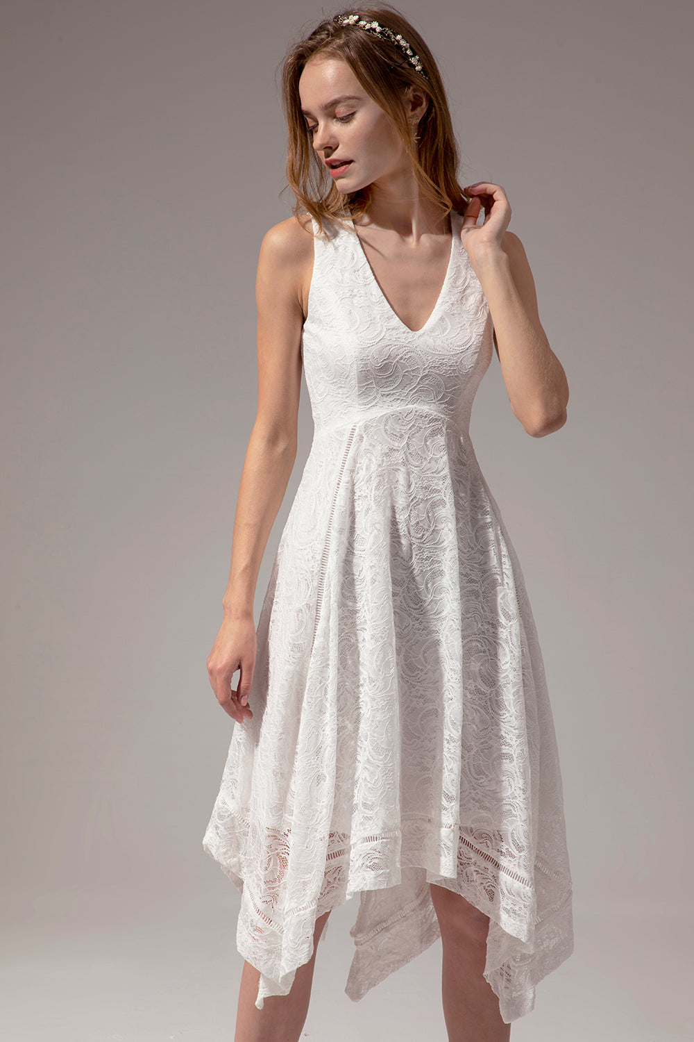 Vestido assimétrico em renda branca com decote em v
