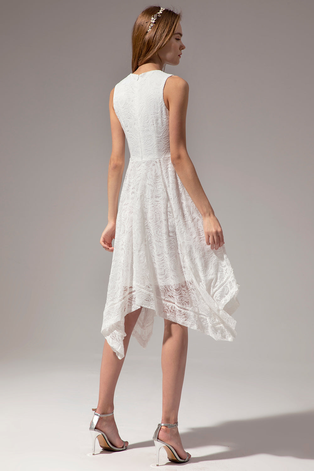 Vestido assimétrico em renda branca com decote em v