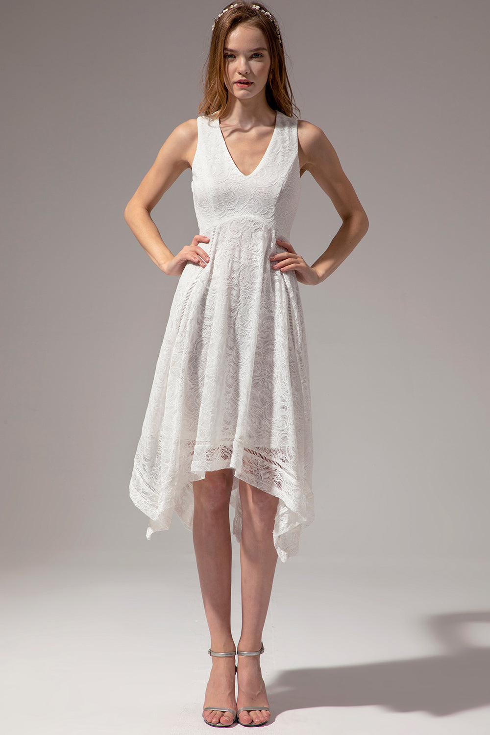Vestido assimétrico em renda branca com decote em v