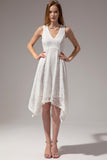 Vestido assimétrico em renda branca com decote em v