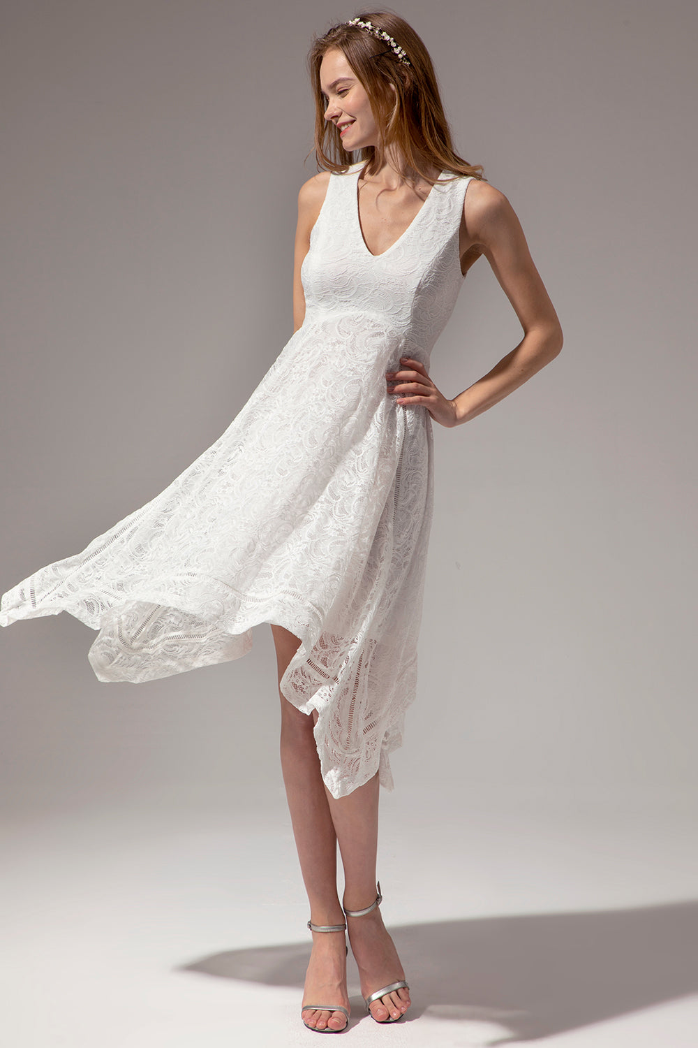 Vestido assimétrico em renda branca com decote em v