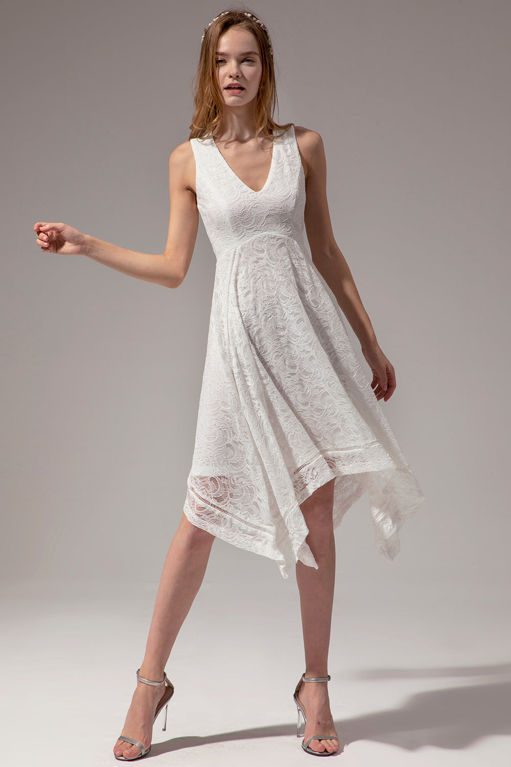 Vestido assimétrico em renda branca com decote em v