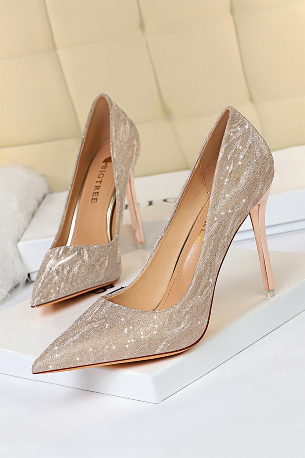 Saltos altos rasos de dedo do pé stiletto