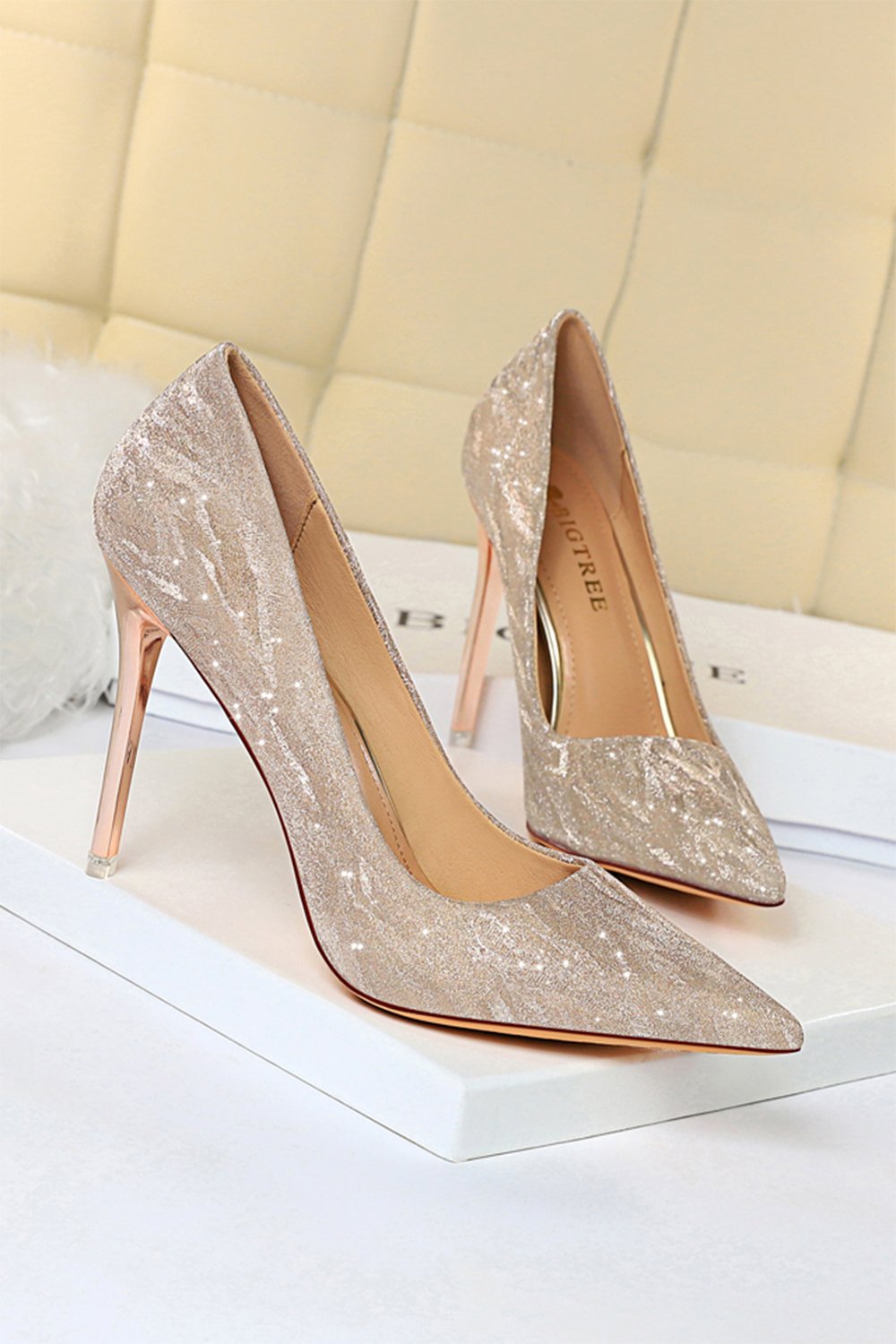 Saltos altos rasos de dedo do pé stiletto