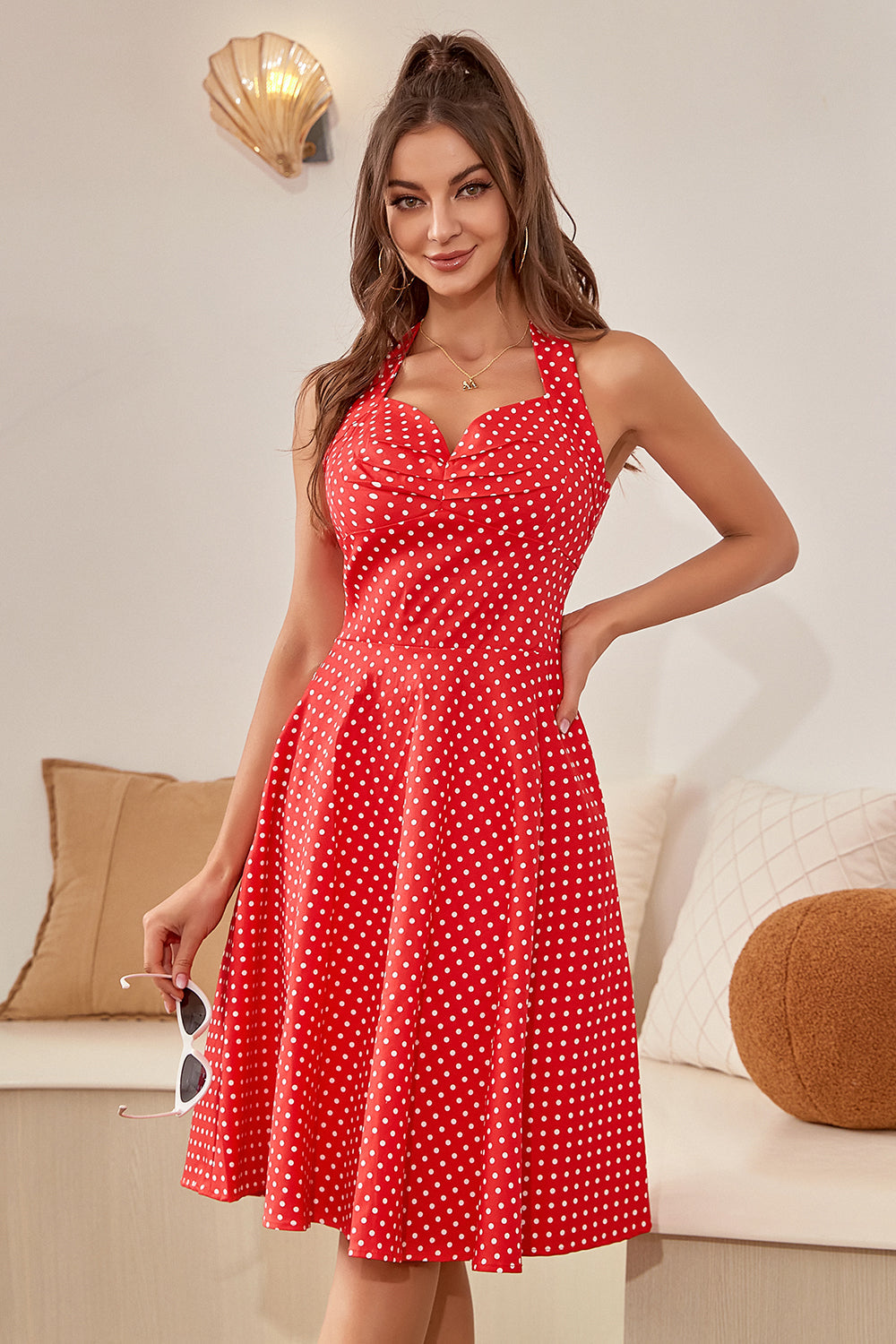 Vestido vermelho de bolinhas halter dos anos 50