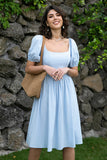 Vestido de verão azul pescoço quadrado