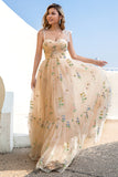 Um spaghetti de linha tiras champagne vestido de baile com apliques