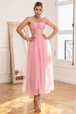 Lindo um vestido de baile rosa sem alças de linha com apliques