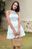 Um vestido de formatura de renda branca line Halter