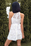 Um vestido de formatura de renda branca line Halter