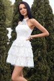 Um vestido de formatura de renda branca line Halter