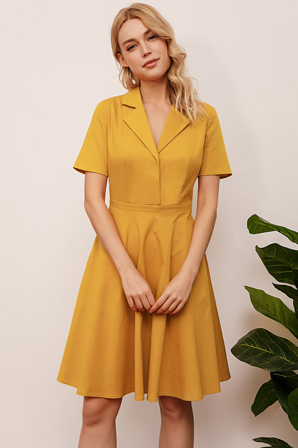 Vestido amarelo dos anos 50 da lapela