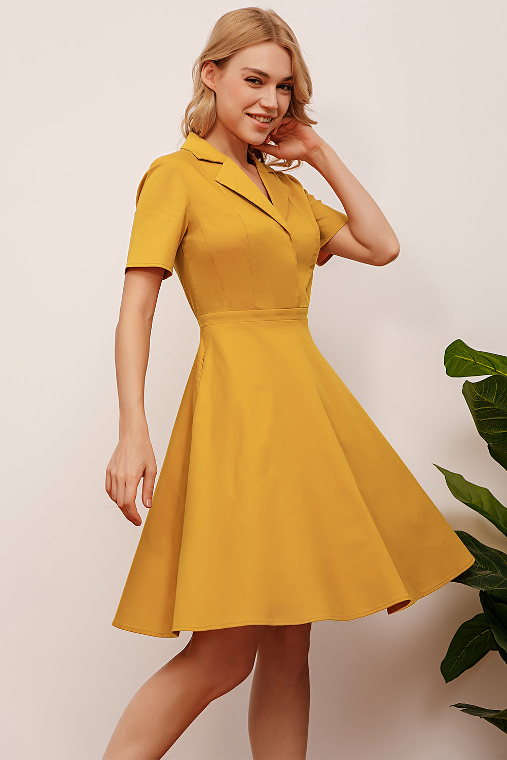 Vestido amarelo dos anos 50 da lapela