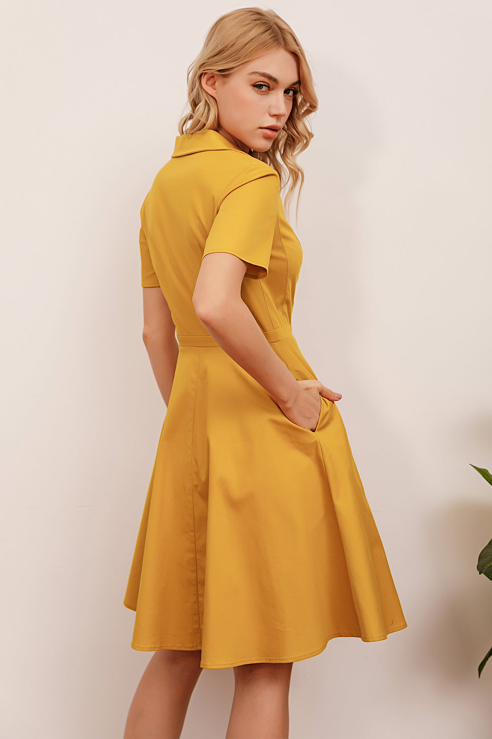 Vestido amarelo dos anos 50 da lapela