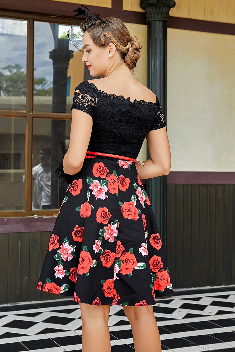 Vestido de retalhos off-ombro