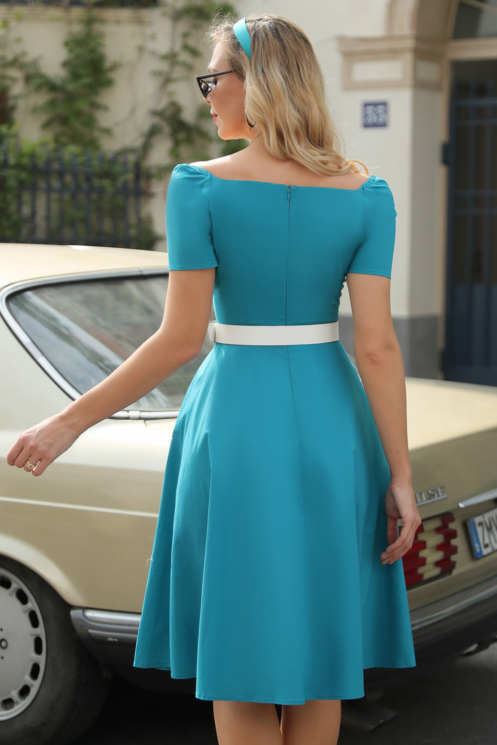 Vestido de Manga Curta Azul Pavão dos anos 50( O cinto não está incluído)