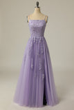 Um vestido de baile longo roxo sem alças sem alças com apliques