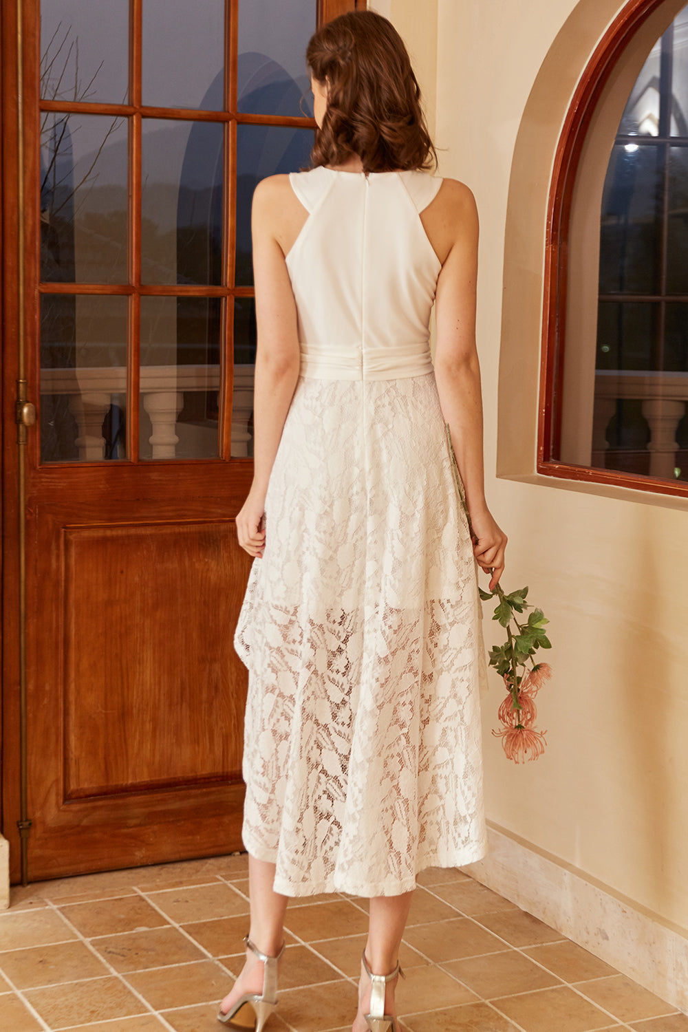 Vestido de festa branco alto baixo com renda sem mangas