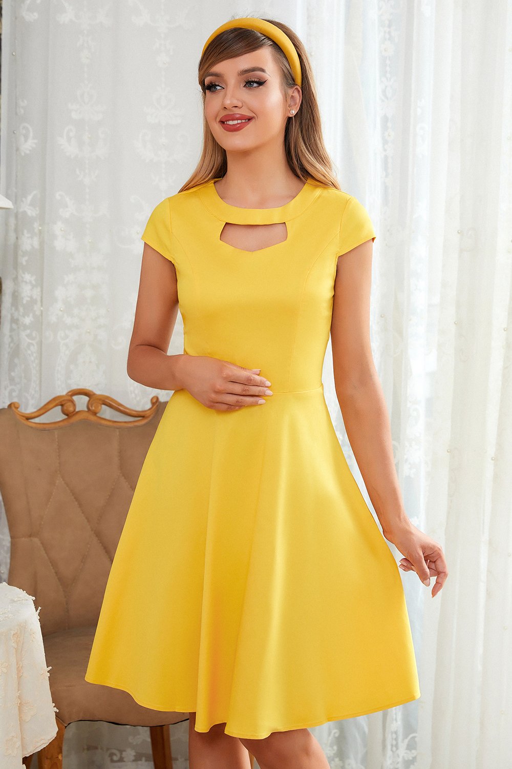 Buraco amarelo do vestido redondo do pescoço vintage