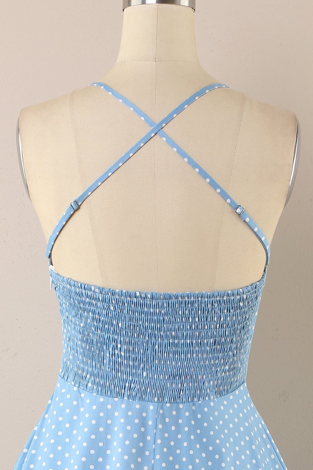 Vestido às bolinhas vintage dos anos 1950