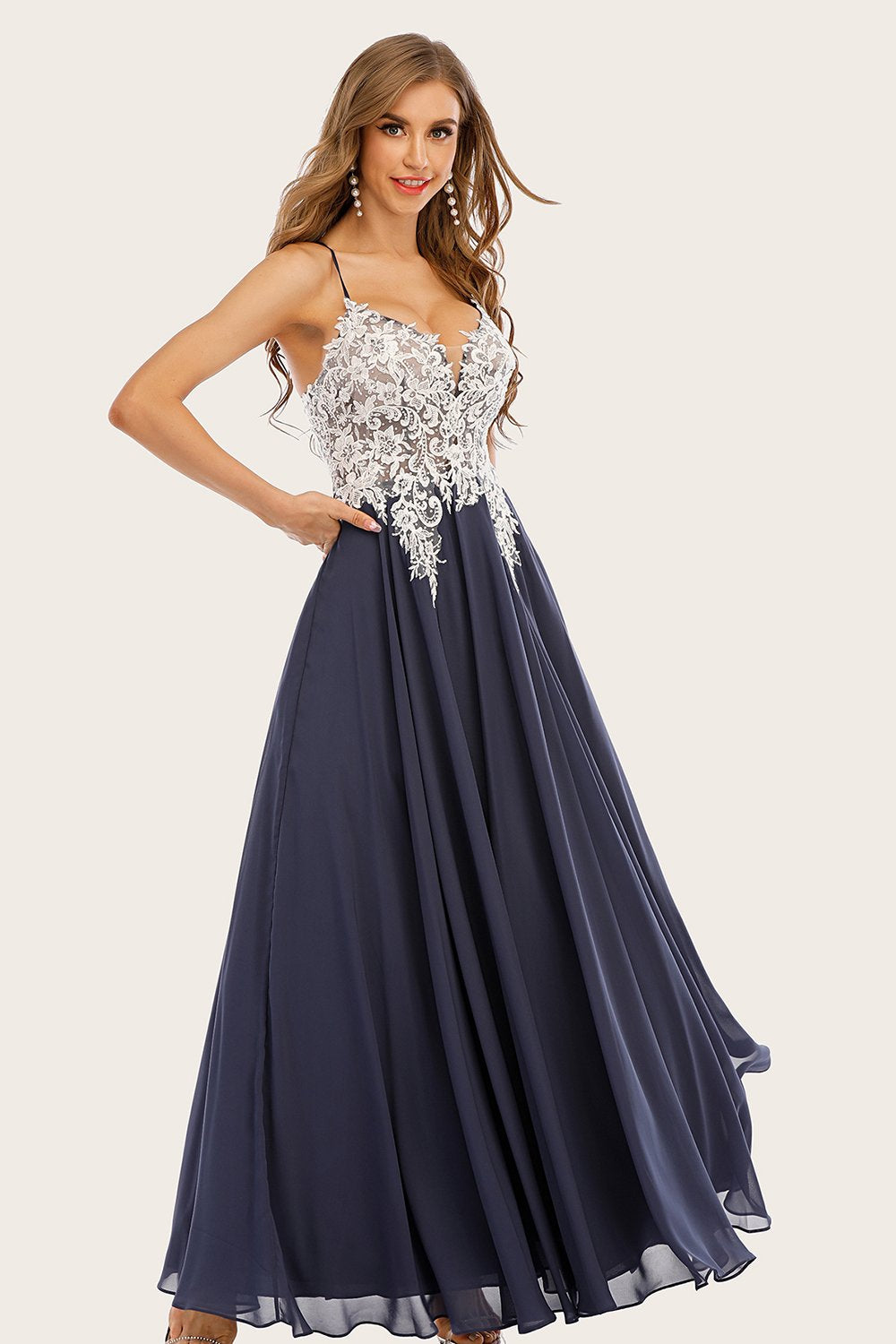 Vestido de baile de chiffon azul e poeirento com renda