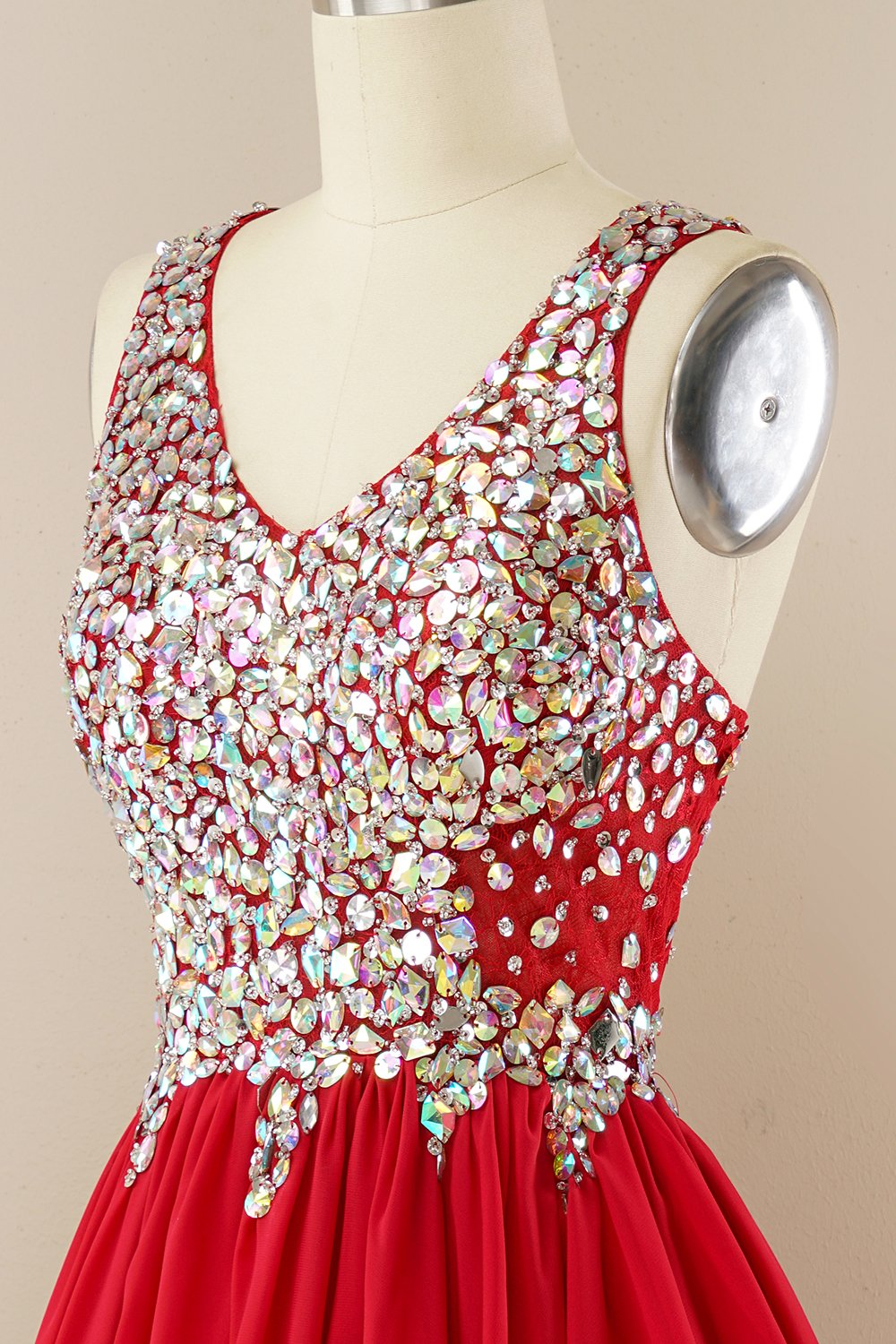 Vestido de homecoming de missangas vermelhas