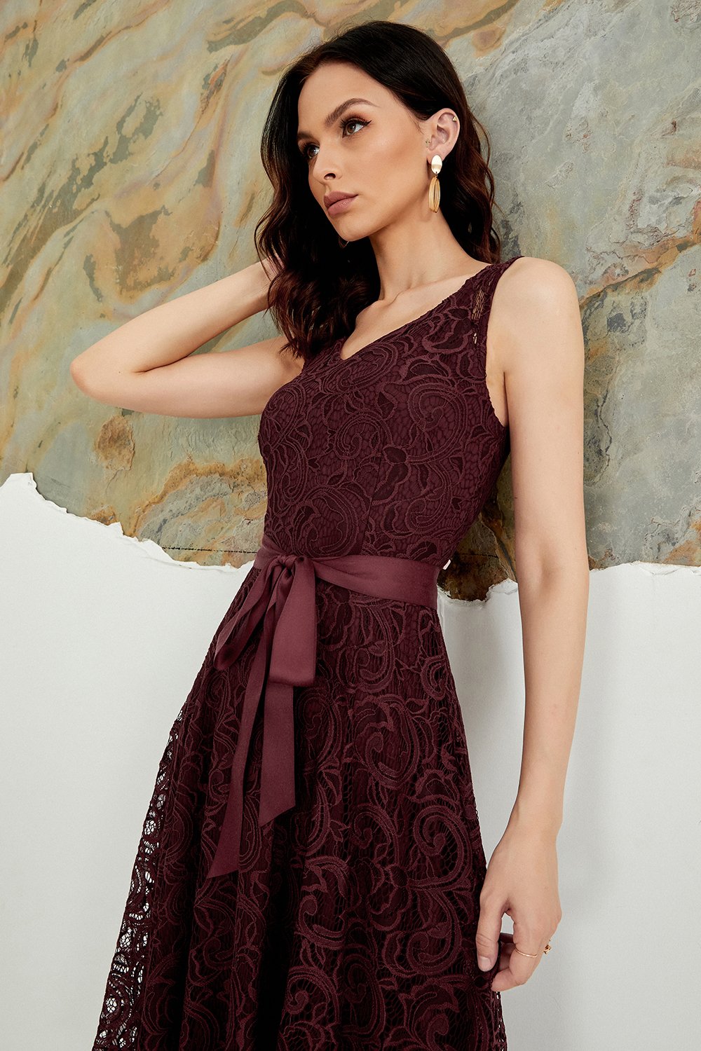 Vestido de renda de pescoço de Borgonha V