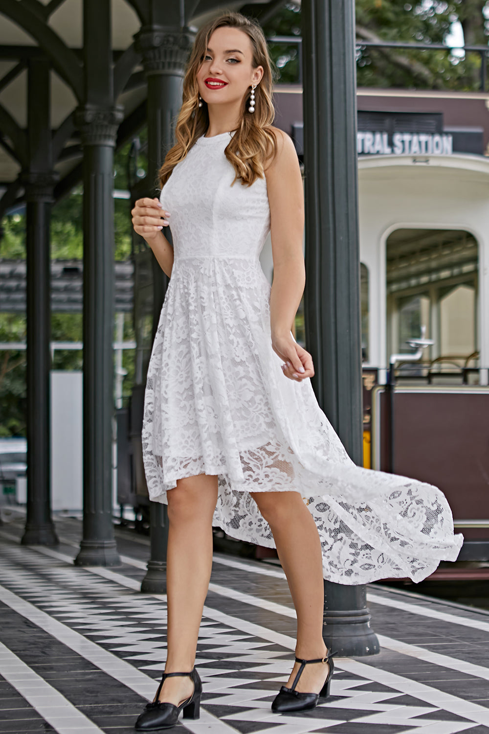Vestido assimétrico de renda branca