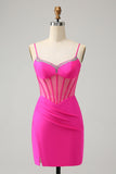 Exclusivo brilhante frisado apertado espartilho curto Fuchsia Homecoming vestido com fenda