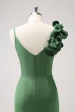 Vestido de dama de honra plissado verde oliva com fenda