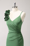 Vestido de dama de honra plissado verde oliva com fenda