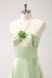 Verde claro A-Line Halter Hollow out cetim vestido de dama de honra com flor