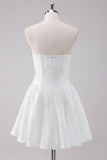 Vestido Simples Branco A-Line Strapless Short Homecoming