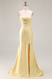 Vestido comprido de baile amarelo com contas e sereia sem alças, com fenda
