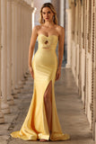 Vestido comprido de baile amarelo com contas e sereia sem alças, com fenda