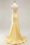 Vestido comprido de baile amarelo com contas e sereia sem alças, com fenda