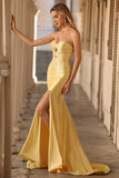 Vestido comprido de baile amarelo com contas e sereia sem alças, com fenda