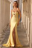 Vestido comprido de baile amarelo com contas e sereia sem alças, com fenda