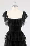Uma linha preta pescoço quadrado vestido formal em camadas
