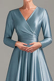 Uma linha cinza azul V pescoço mãe do vestido de noiva com mangas compridas