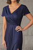 Glitter Navy Tecido Bainha V Pescoço Mangas Curtas Drape Mãe da Noiva Vestido com Fenda