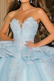 Sparkly Sky Blue Ball Gown Strapless Ruffles Tule Quinceanera Vestido com Apliques