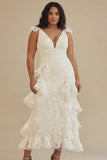 Vestido branco branco de decote em V com folhos e mais size com renda