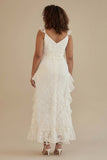 Vestido branco branco de decote em V com folhos e mais size com renda