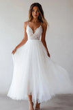 Vestido de noivado branco de alças finas em tule com renda