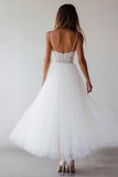 Vestido de noivado branco de alças finas em tule com renda