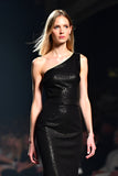 Um ombro vestido de gala bainha preta