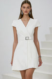 Decote em V Linha-A Curto Vestidinho Branco com Cinto