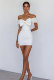 Vestidinho Branco com Arco Fora do Ombro Curto/Mini Bodycon