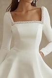 Vestidinho Branco com Mangas Compridas Linha-A Cetim Curto/Mini Pescoço Quadrado